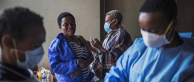 Pays africain le plus touche par le virus, avec plus de 44 000 deces officiels, l'Afrique du Sud voit elle aussi, comme la majeure partie du continent, ses approvisionnements en vaccins dependre en partie du systeme Covax ainsi que de l'Union africaine.

