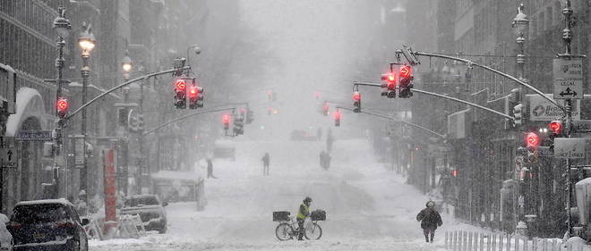A New York, des chutes de neige parmi les plus importantes jamais enregistrees. 
