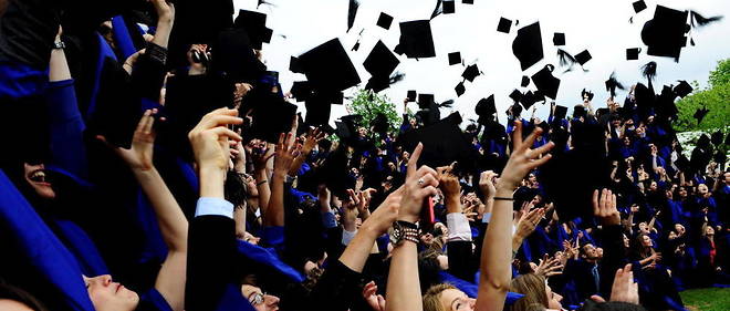 Remise de diplomes a HEC, en 2011. La << classe des diplomes >> - << les 20 % >>, selon Monique Dagnaud et Jean-Laurent Cassely - influencent et commentent la societe.
