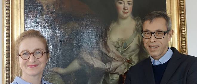 Pauline Baer de Perignon et son cousin Andrew Strauss, descendants du collectionneur Jules Strauss, posent devant le tableau de Nicolas de Larguilliere qui vient de leur etre rendu. 

