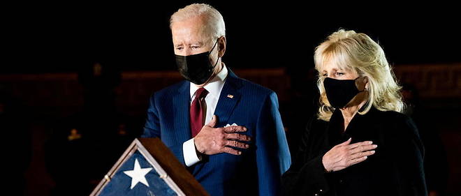 Joe et Jill Biden ont rendu hommage au policier tue au Capitole.
