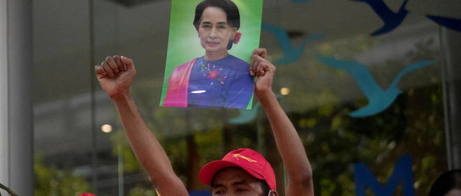 Un manifestant tenant une photo de la dirigeante birmane Aung San Suu Kyi (photo d'illustration).

