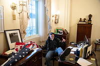 Richard Barnett, installé au bureau de la cheffe démocrate Nancy Pelosi, après s'être introduit au Capitole le 6 janvier.
