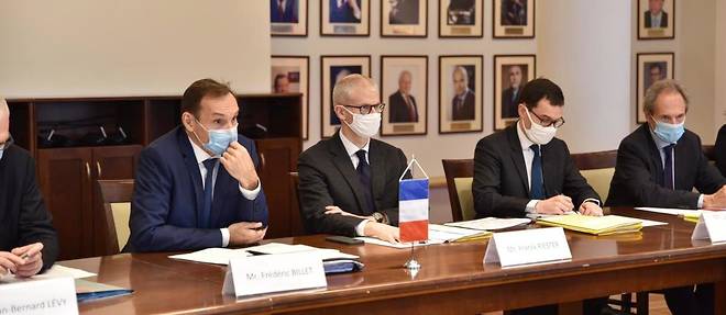 Franck Riester avec, a sa droite, l'ambassadeur de France en Pologne, Frederic Billet, lors des negociations au ministere de l'Environnement et du Climat, a Varsovie, le 2 fevrier.
