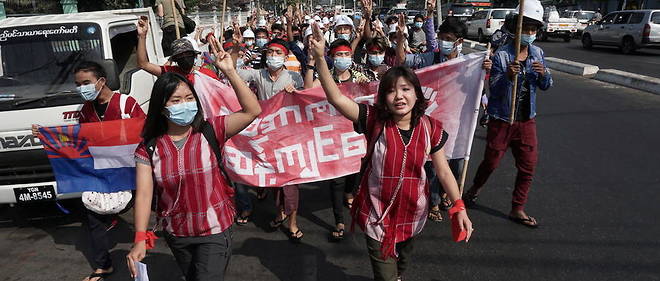 Des manifestants defilent contre le coup d'Etat a Yangon, en Birmanie, le 6 fevrier. (illustration)
