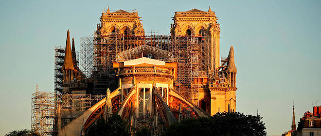 Emmanuel Macron souhaite que la cathedrale Notre-Dame rouvre ses portes en 2024. 
