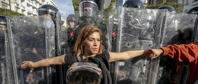 Environ 2 000 manifestants se sont rassembles samedi a Tunis pour denoncer la politique securitaire repressive.

