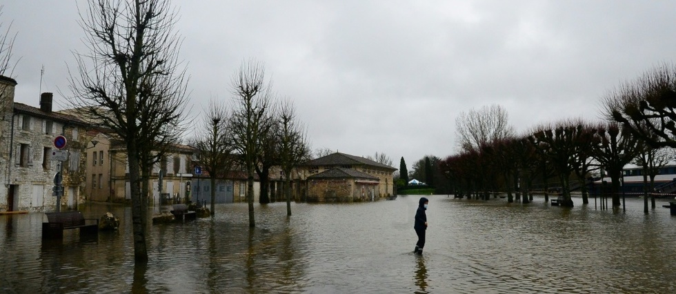 Inondations Dans Le Sud Ouest Saintes Face A La Montee Des Eaux Le Point