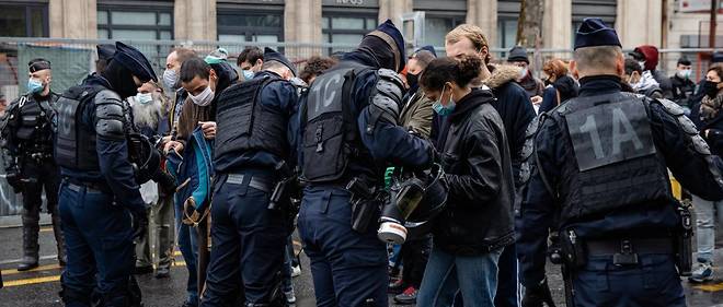Des controles de police lors de la manifestation parisienne du 12 decembre contre la loi securite globale. 
