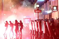 Manifestation &agrave; Paris: associations et syndicats d&eacute;noncent des &quot;arrestations arbitraires&quot;