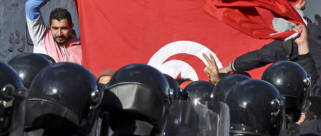 La police tunisienne empeche les manifestants d'acceder au batiment du Parlement, le 26 janvier 2021, a Tunis.

