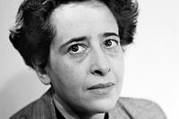 Hannah Arendt réfute les pédagogies qui donnent trop d'autonomie aux enfants et préfèrent le jeu au travail.
