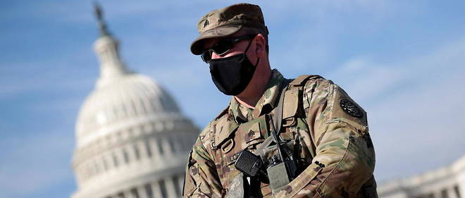 Un soldat garde le Congres pendant que se tient le proces en destitution contre Donald Trump.
