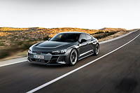 Par ses proportions avantageuses, l'Audi e-tron GT démontre que style et propulsion électrique peuvent faire bon ménage.
