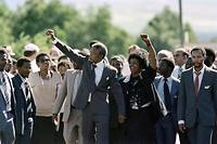 Dans cette photo prise le 11 fevrier 1990, le leader anti-apartheid et membre du Congres national africain (ANC) Nelson Mandela vient d'etre libere de la prison de Victor Verster et marche a cote de sa femme, la militante Winnie Mandela. Ils ont tantot les poings leves, tantot la main dans la main - autour d'eux une foule immense.
