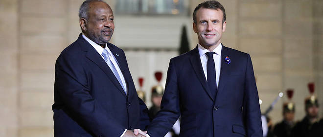 Les deux chefs d'Etat Ismael Omar Guelleh et Emmanuel Macron ont echange lors du Forum de Paris sur la paix en novembre 2019. 
