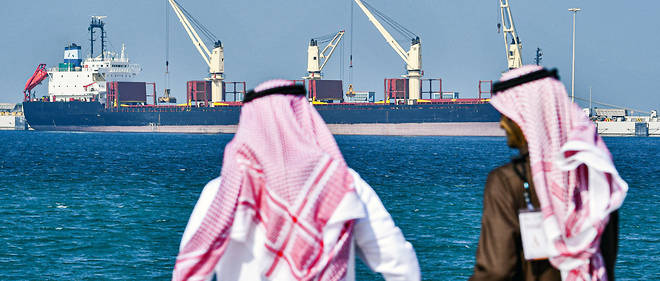 Un petrolier dans le port de Ras al-Khair, en Arabie saoudite. Le royaume, comme ses voisins, a souffert de la chute des cours du brut.
