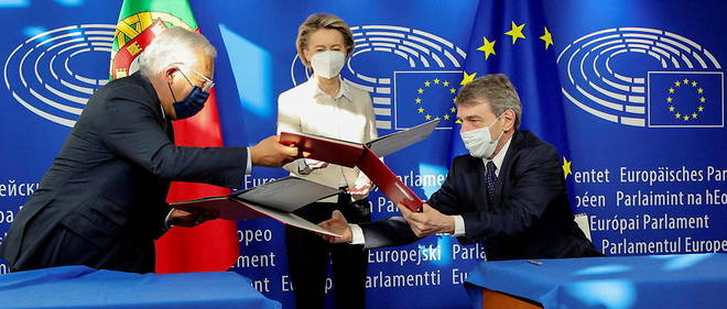 Le Premier ministre portugais Antonio Costa, le presidente de la Commission europeenne Ursula von der Leyen et le president du Parlement europeen David Sassoli signent le plan de relance europeen le 12 fevrier 2021 a Bruxelles.
