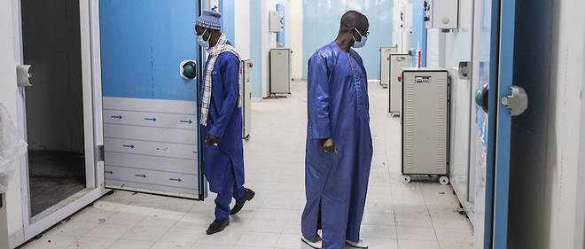 Ousseynou Badiane, responsable du programme de vaccination du Senegal, ouvre la porte d'une chambre froide nouvellement construite a l'hopital Fann de Dakar le 22 janvier 2021. Ces chambres froides permettront de stocker le stock de vaccins contre le Covid-19 du pays. 
