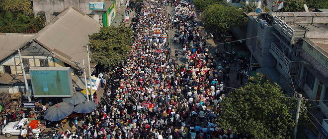 Des milliers de personnes ont manifeste a Sagaing samedi 13 fevrier. 

