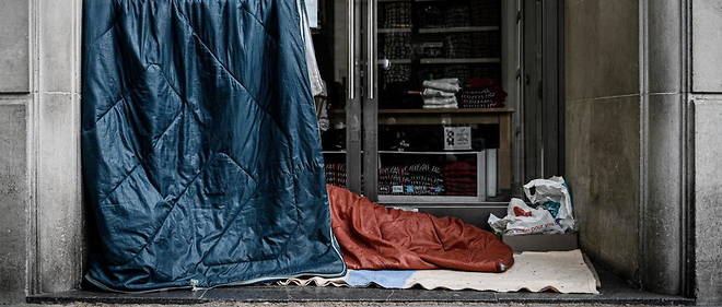 Le 115, qui est le numero a contacter pour trouver un accueil d'urgence, est souvent sature, ce qui force les sans-abri a passer la nuit dans la rue. (Illustration)
