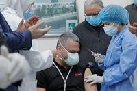 Un m&eacute;decin, premier Libanais vaccin&eacute; contre le Covid &agrave; Beyrouth