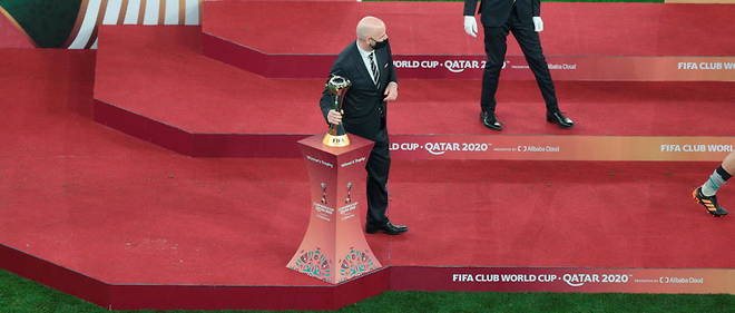 Le president de la Fifa Gianni Infantino, au moment de la remise des medailles lors de la finale de la Coupe du monde des clubs, le 12 fevrier 2021, a Doha.
