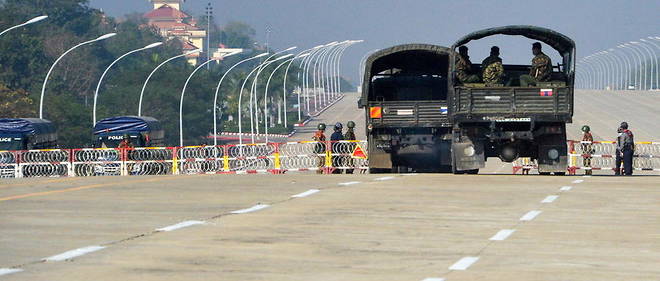 Des soldats bloquant la route vers le Parlement birman le 2 fevrier dernier (photo d'illustration).
