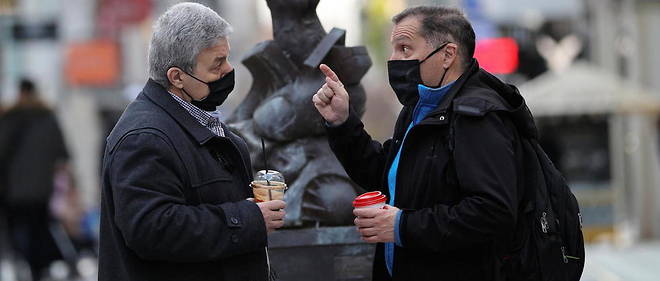 Deux hommes echangent dans une rue d'Athenes, en Grece, le 2 fevrier 2021. 
