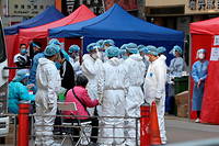 Des tests Covid sont organisés à Hongkong le 23 janvier 2021 après une résurgence du virus. 
