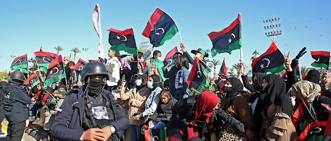 Pour le 10e anniversaire de la revolution contre le regime de Khadafi, des Libyens se sont retrouves avec le drapeau de leur pays sur des places symboliques comme celle des Martyrs a Tripoli, a l'Ouest.
