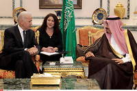 La Maison-Blanche a fait savoir que le president Joe Biden appellerait le roi Salmane d'Arabie saoudite (ici en 2011 en compagnie de Biden, alors vice-president des Etats-Unis) le << moment venu >>.
