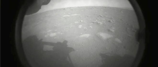 Ceci est l'un des deux premiers cliches envoyes par le rover Perseverance juste apres son atterrissage a la surface de la planete rouge.
