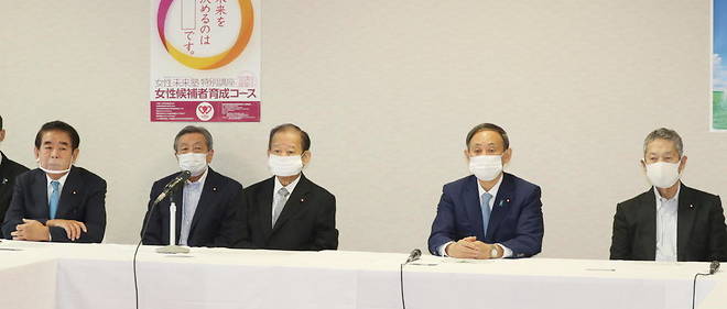 Le comite de direction du PLD, le 29 septembre 2020, avec le Premier ministre du Japon Yoshihide Suga (deuxieme en partant de la droite) et le secretaire general du parti, Toshihiro Nikai (troisieme en partant de la droite).
