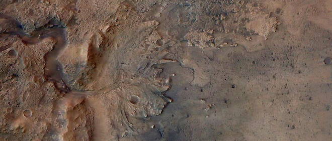 Cette image a ete prise par la camera stereo haute resolution a bord de l'orbiteur Mars Express de l'ESA (Agence spatiale europeenne). Elle montre, a gauche de ce que l'on voit du cratere Jezero, les restes d'un ancien delta que Perseverance va explorer. 
