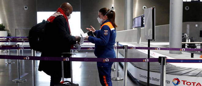 Un voyageur presente ses documents pour voyager a l'aeroport de Roissy-CDG en pleine epidemie de Covid-19, le 1er fevrier 2021. (Illustration)
