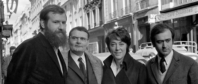 Helene Martin en 1967 aux cotes (de gauche a droite) des dessinateurs Jean-Pierre Desclozeaux et Georges Wolinski et de l'ecrivain Herve Bazin. (Illustration)
