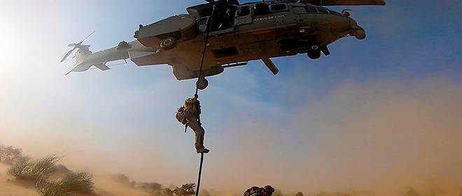 Depose de commandos au Sahel, en 2018. Les stagiaires de l'Ecole de guerre ont l'experience du terrain. 

