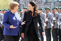 Angela Merkel (Allemagne) et Jacinda Ardern Nouvelles-Zelande), a Berlin, en 2018. Les deux cheffes de ont ete saluees pour leur attitude face a la pandemie.

