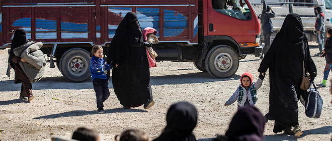 Des femmes et leurs enfants quittent le camp de Al-Hol, dans le nord-est de la Syrie.
