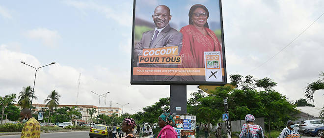 Alors que s'ouvre ce vendredi la campagne pour les legislatives du 6 mars, les candidats peuvent enfin deployer les affiches de campagne. Ici celle du Rassemblement des houphouetistes pour la democratie et la paix (RHDP) dans le quartier de Cocody, a Abidjan. 
