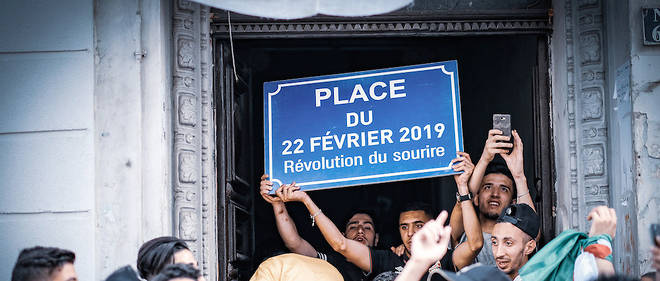 Alger, 14 juin 2019. Des manifestants brandissent une pancarte "Place du 22 Fevrier", celebrant la premiere grande manifestation demandant le depart du president Abdelaziz Bouteflika.
