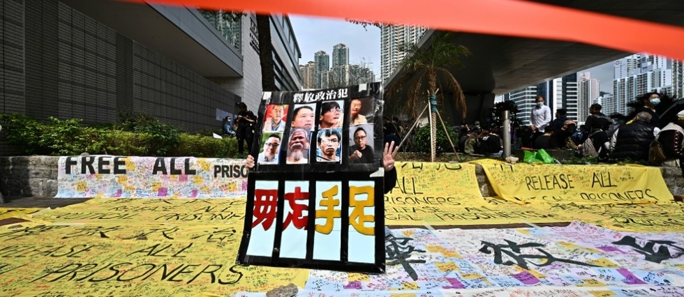 Hong Kong: des centaines de personnes rassemblees en soutien aux opposants inculpes