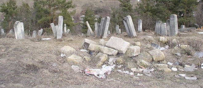 Du passe juif de Buczacz ne demeurent aujourd'hui que quelques photos jaunies et des dizaines de tombes a la sortie de la ville.
