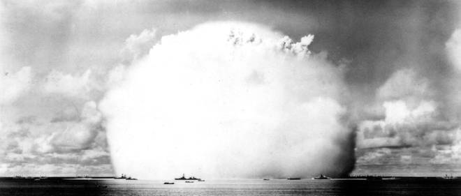 Explosion d'une bombe atomique lors d'un essai mene par les Etats-Unis sur l'ile Bikini (archipel des Marshall), le 25 juillet 1956.  
