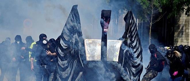 1er mai 2019. Black blocs poussant une effigie de cygne noir, symbole qui caracterise un evenement peu probable aux consequences considerables, d'apres Nassim Nicholas Taleb.
