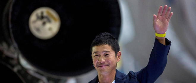 Le magnat de la mode en ligne et collectionneur d'art contemporain Yusaku Maezawa a ete le premier client prive a reserver un vol a bord d'une fusee lunaire developpee par l'entreprise aerospatiale d'Elon Musk.
