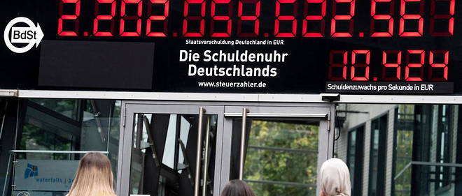 Un immeuble de Berlin indique le montant de la dette allemande.
