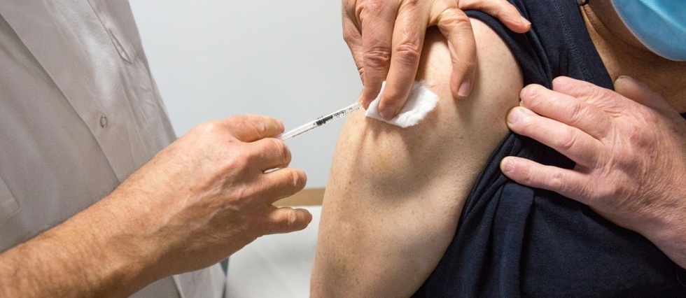 Covid: l'obligation vaccinale pour les soignants divise les medecins