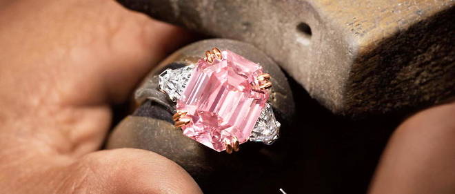 Fabrication de la bague Winston Pink Legacy, sertie d'un diamant central rose fancy vivid taille rectangle de 18,96 carats avec 2 diamants lateraux taille shield d'un total de 3,55 carats, le tout monte sur platine et or rose 18 carats.
